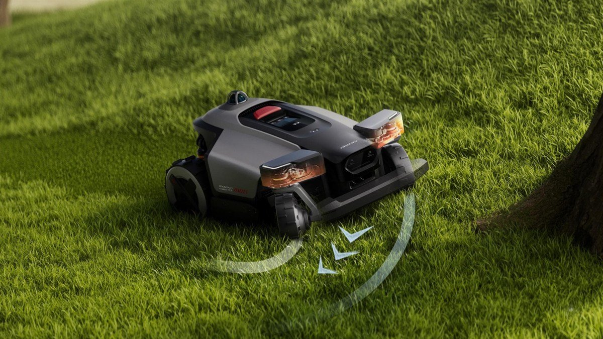 Robot tondeuse Roborock RockMow Z1 LiDAR sur une pelouse en pente